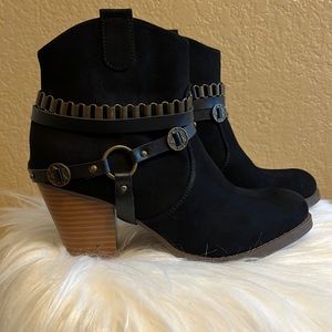 Women's Suede Ankle Booties
BLACK COWBOY STYLE / SHOE-DAZZEL